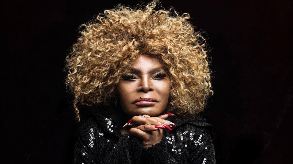 Elza Soares de peruca loira
