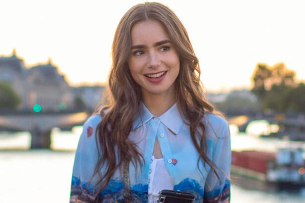 Lily Collins em cena de Emily em Paris