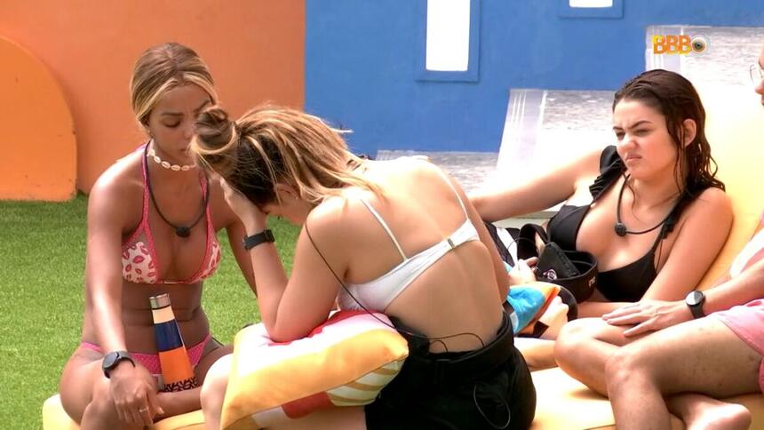 Eslô, Laís e Brunna na área externa do BBB 22.