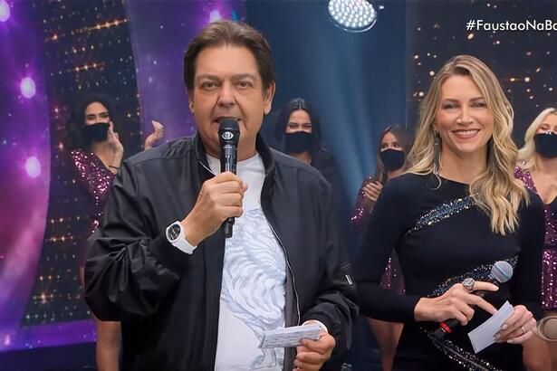 Faustão ao lado de Anne Lottermann nos estúdios do Faustão na Band, edição de 19 de janeiro