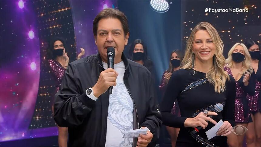 Faustão ao lado de Anne Lottermann nos estúdios do Faustão na Band, edição de 19 de janeiro