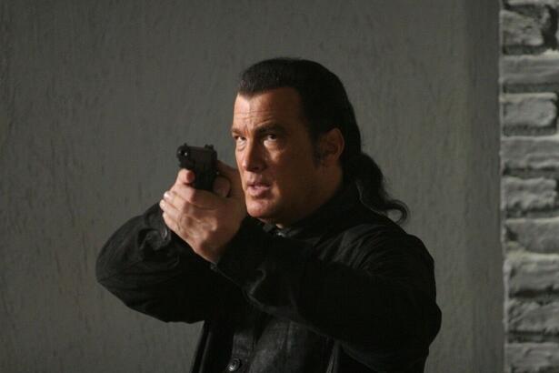 Steven Seagal em cena do filme Força de Ataque