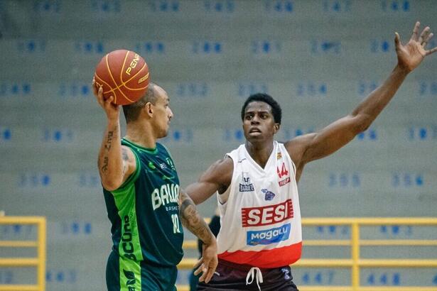 Jogo entre Franca e Bauru em duelo pelo NBB, no primeiro turno