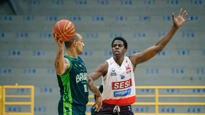 Jogo entre Franca e Bauru em duelo pelo NBB, no primeiro turno