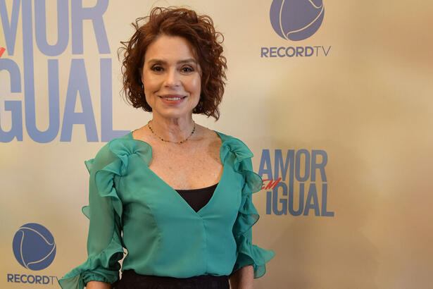 Françoise Forton em frente ao logo da novela Amor sem Igual sua última trama na Record TV