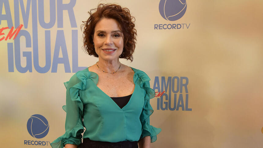 Françoise Forton em frente ao logo da novela Amor sem Igual sua última trama na Record TV