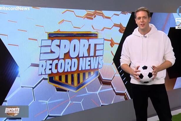 Fred Ring com uma bola na mãos nos estúdios do Esporte Record News