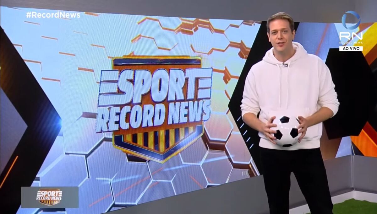 Fred Ring com uma bola na mãos nos estúdios do Esporte Record News