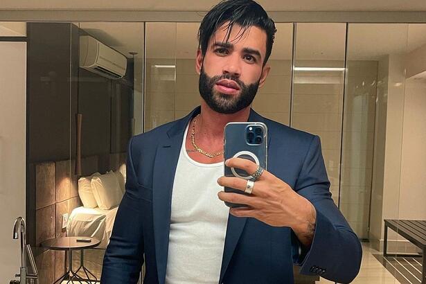 Gusttavo Lima em foto tirada em um espelho do banheiro com o celular em mãos