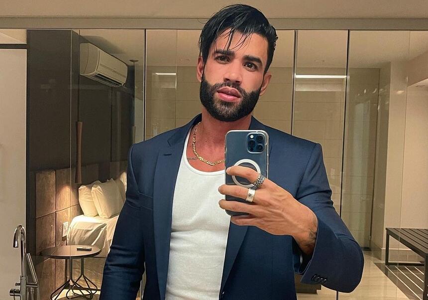 Gusttavo Lima em foto tirada em um espelho do banheiro com o celular em mãos