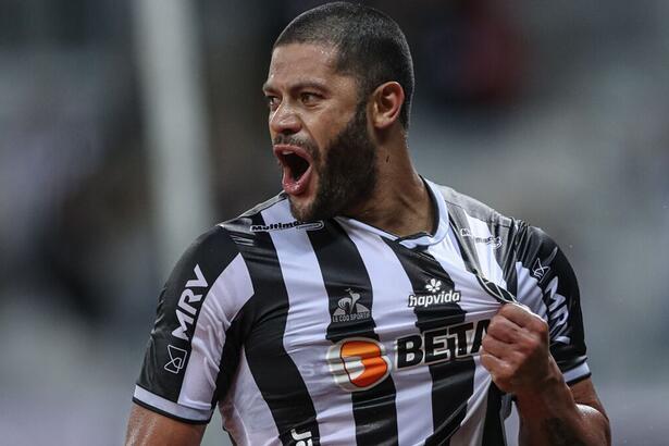 Hulk comemorando gol com a camisa do Atlético/MG