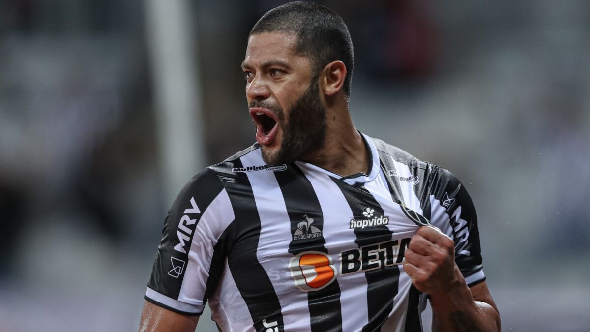 Hulk comemorando gol com a camisa do Atlético/MG
