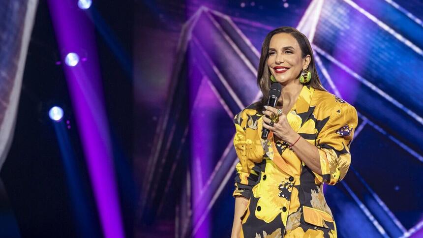 Ivete Sangalo no cenário da primeira temporada do The Masked Singer