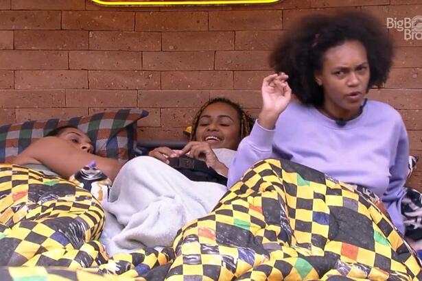 Linn, Natália e Jessilane na cama do quarto grunge do BBB 22.