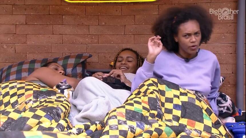 Linn, Natália e Jessilane na cama do quarto grunge do BBB 22.