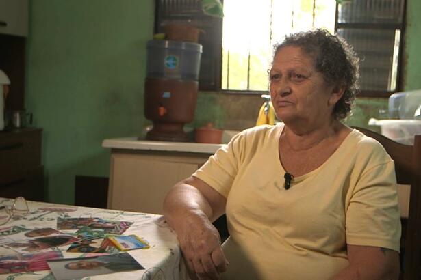 Judite sentada, gravando uma das entrevistas do Repórter Record Investigação sobre a Cracolândia