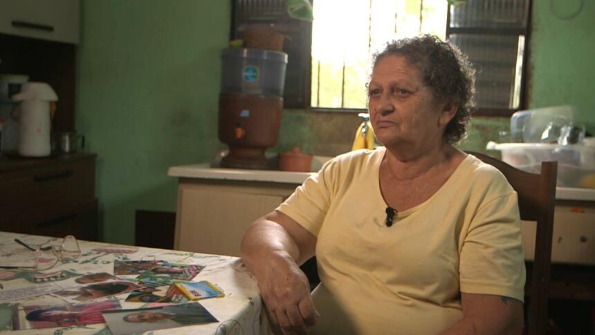 Judite sentada, gravando uma das entrevistas do Repórter Record Investigação sobre a Cracolândia