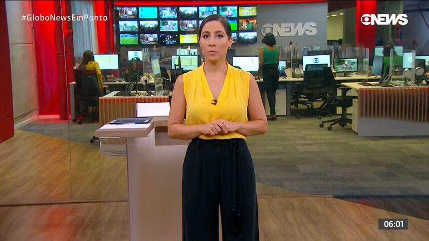 Júlia Duailibi nos estúdios do telejornal Em Ponto, na GloboNews