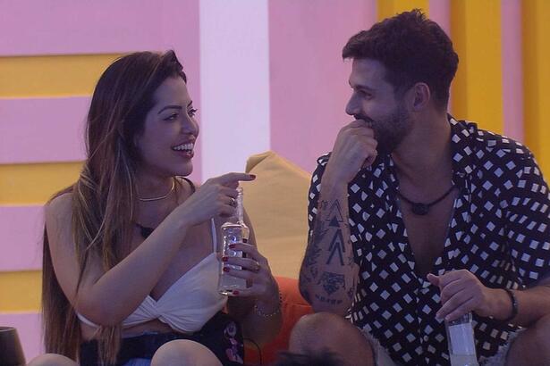 O nome de Naiara foi bastante comentado nessas primeiras horas do BBB 22. Rodrigo e Laís disseram não ter tido boa impressão da cantora. "Rancinho"