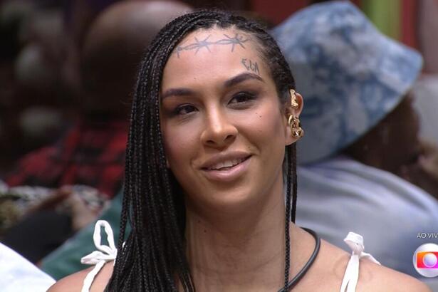 Linn da Quebrada sorrindo na sala do BBB 22