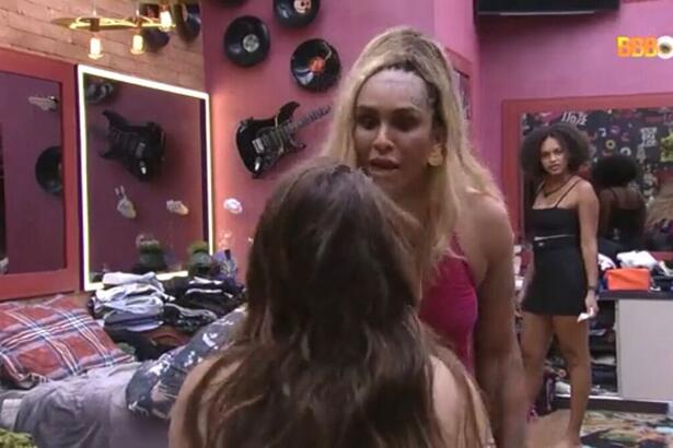 Linn e Naiara no quarto grunge do BBB 22.