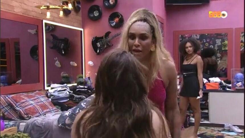 Linn e Naiara no quarto grunge do BBB 22.