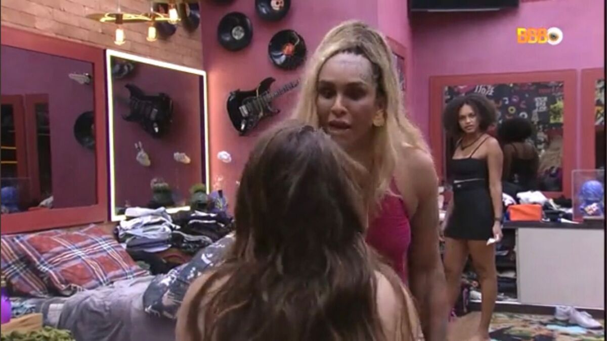 Linn e Naiara no quarto grunge do BBB 22.