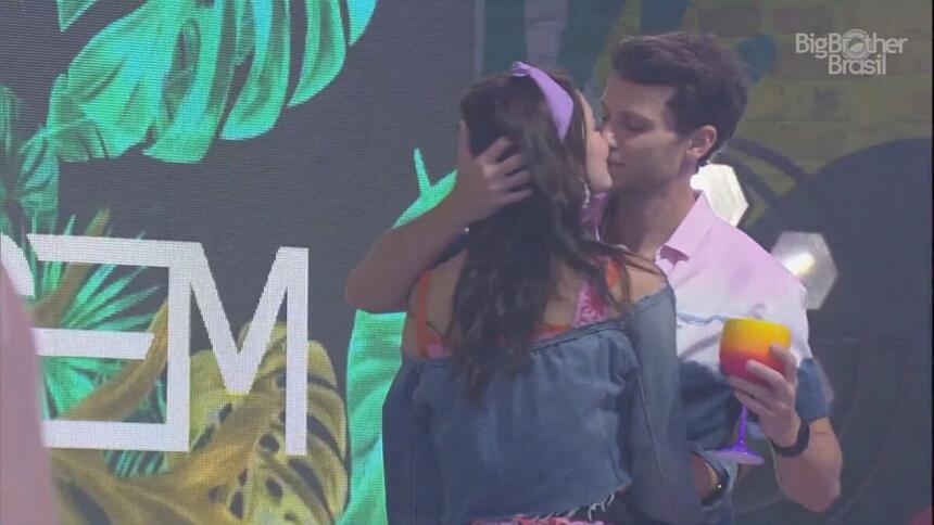 Lucas coloca a mão no pescoço de Eslovênia enquanto beija a sister na festa do BBB 22