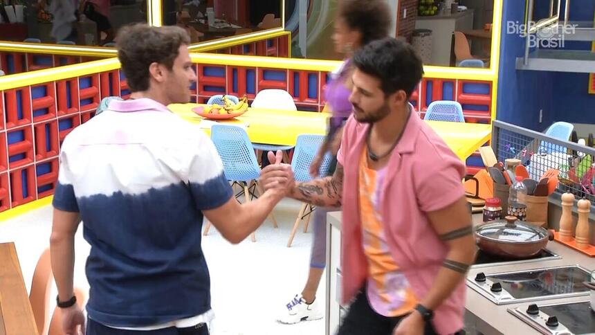 Lucas e Rodrigo se dão as mãos na cozinha do BBB 22