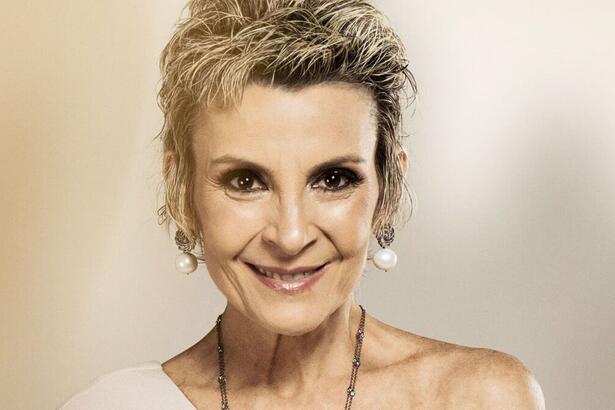 Ludmila Ferber sorrindo em ensaio de divulgação do seu novo álbum musical