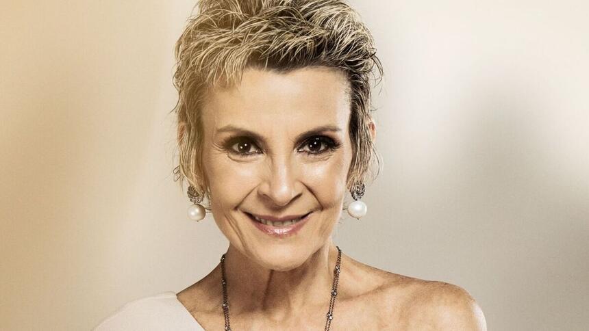 Ludmila Ferber sorrindo em ensaio de divulgação do seu novo álbum musical