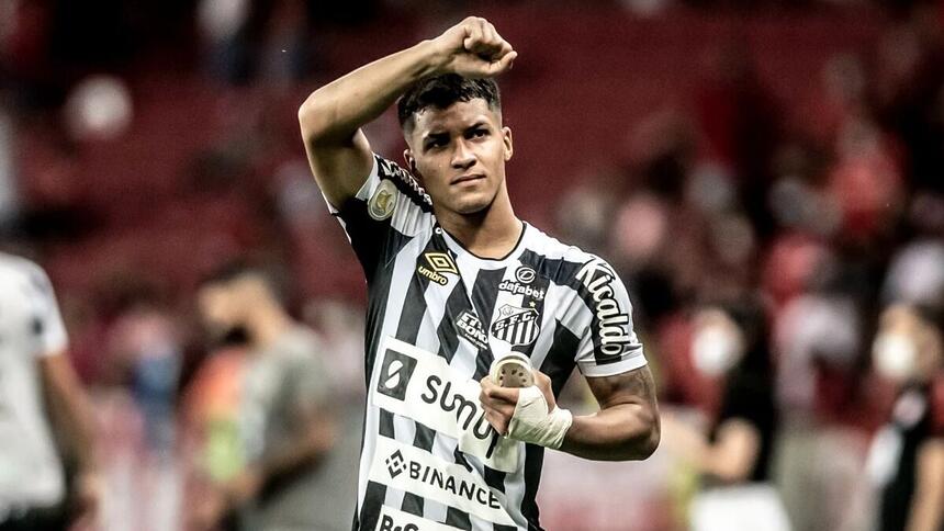 Marcos Leonardo com um braço estendido e comemorando gol com a camisa do Santos