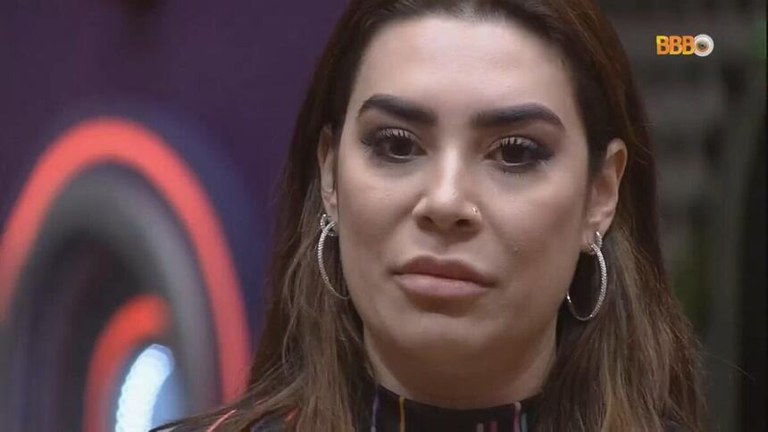 Naiara Azevedo em pé no centro da sala do BBB 22 em frente aos participantes afirmando que quer deixar o programa