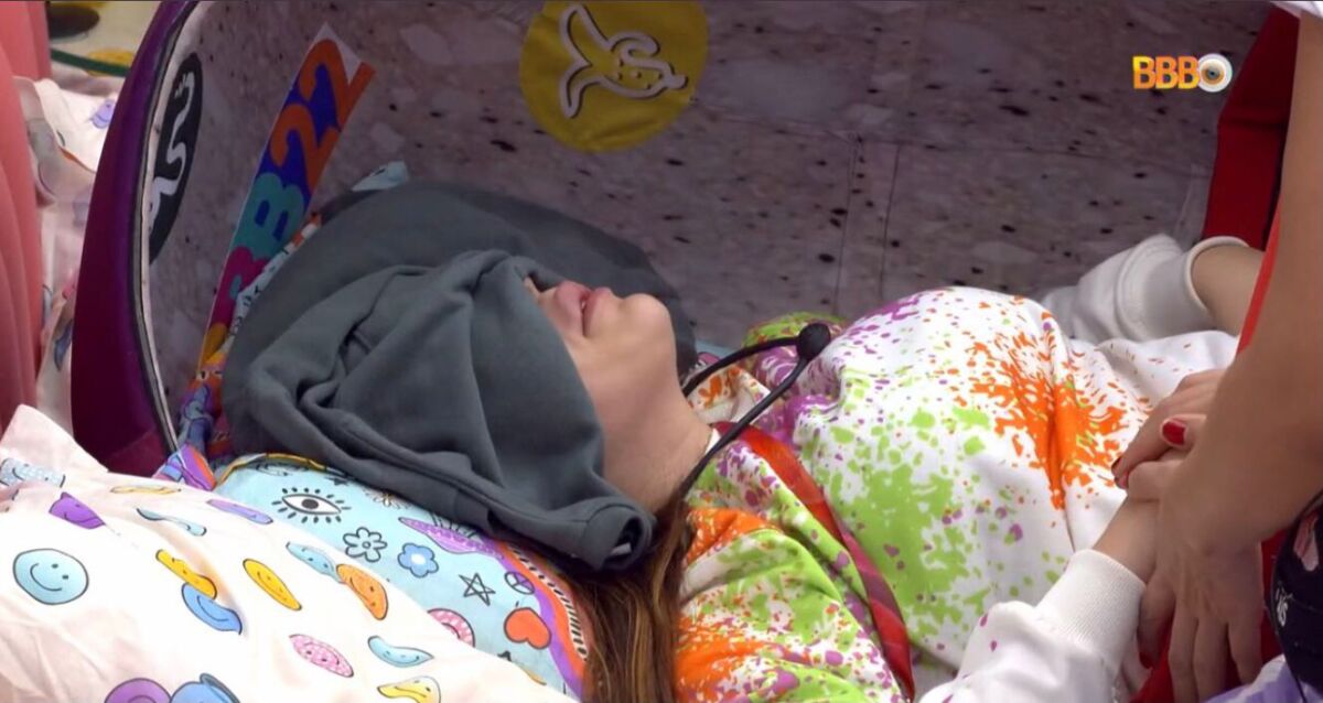 Naiara chorando deitada com lençol nos olhos no BBB 22