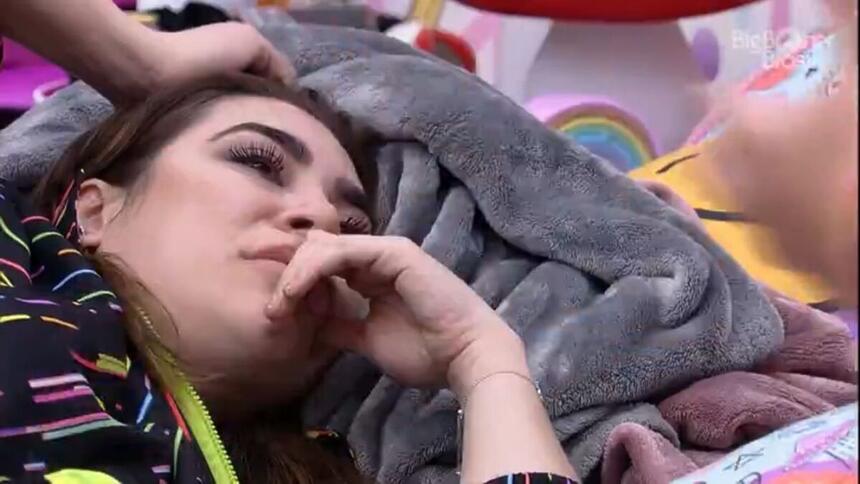 Naiara chora no quarto do BBB 22.