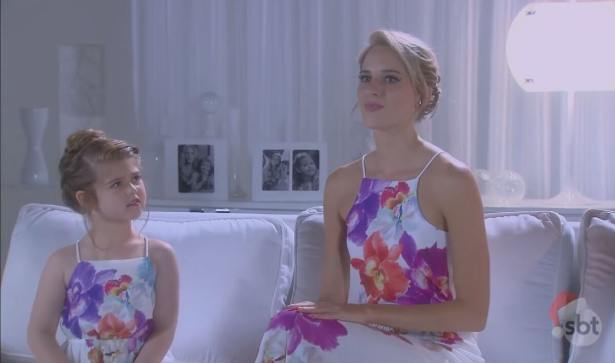 Nicole fica irrita com Dulce durante gravação de comercial na novela Carinha de Anjo