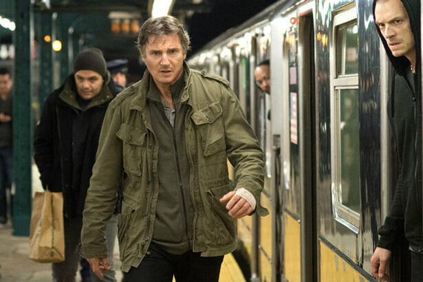 Liam Neeson em trecho do filme O Passageiro