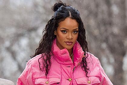 Rihanna anuncia primeira gravidez, cantora está de casaco rosa em Nova York