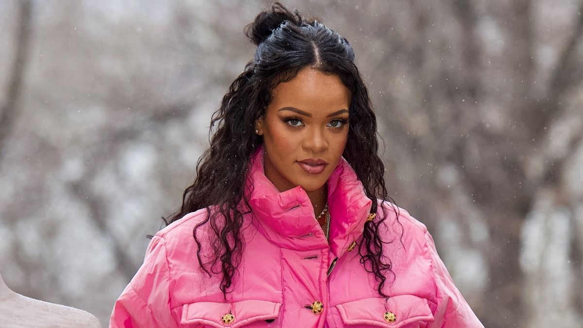 Rihanna anuncia primeira gravidez, cantora está de casaco rosa em Nova York