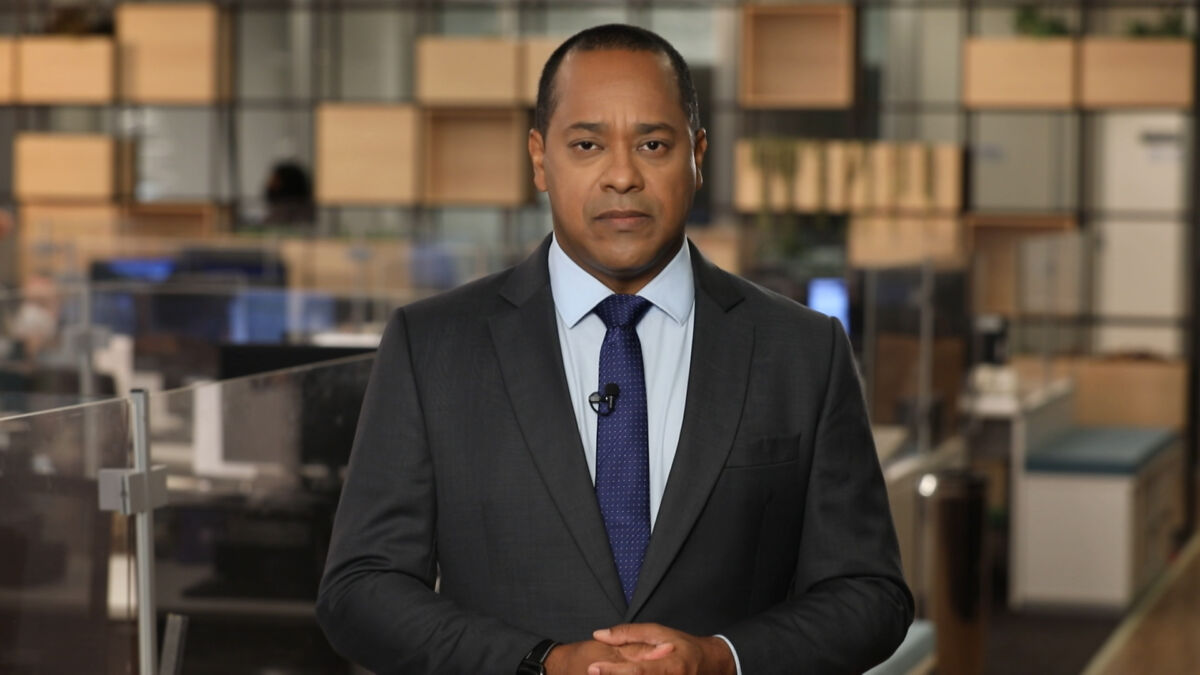 Luiz Fara Monteiro na redação de jornalismo da Record TV durante as cabeças do Repórter Record Investigação