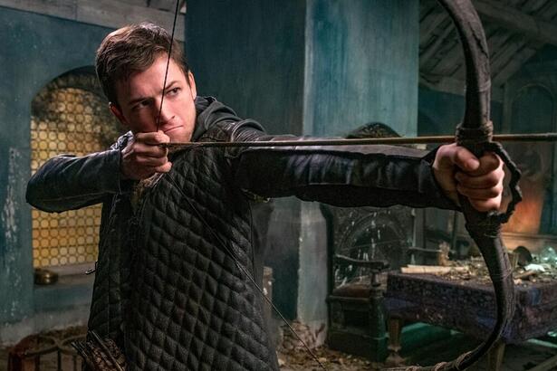 Taron Egerton em trecho do filme Robin Hood - A Origem