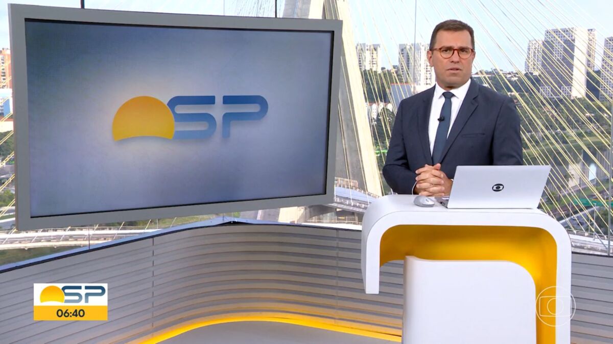 Rodrigo Bocardi nos estúdios do Bom Dia SP, em frente ao telão