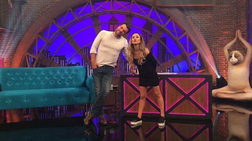 Rodrigo Lombardi e Tatá Werneck em pé, em foto posada nos estúdios do Lady Night
