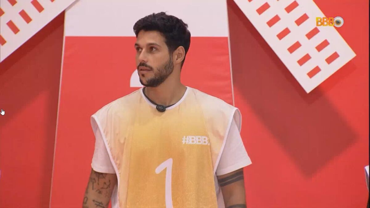 Rodrigo veste colete com número 1 e se prepara para mais uma jogada na prova do Anjo
