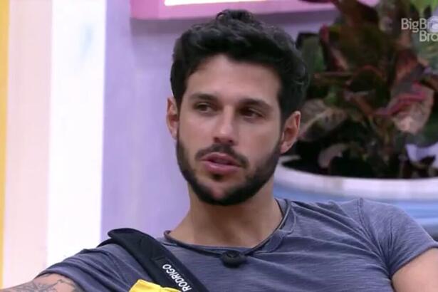 Rodrigo na área externa do BBB 22.