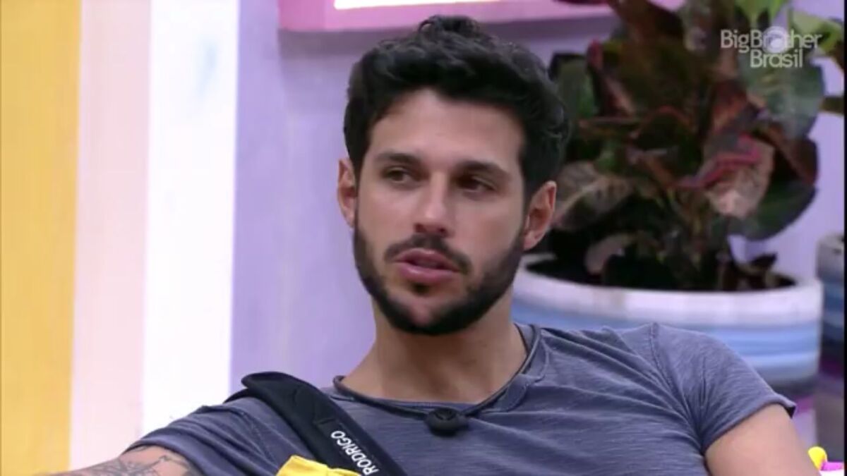 Rodrigo na área externa do BBB 22.