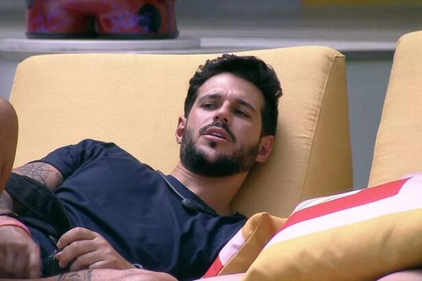 Rodrigo deitado na área externa do BBB 22.