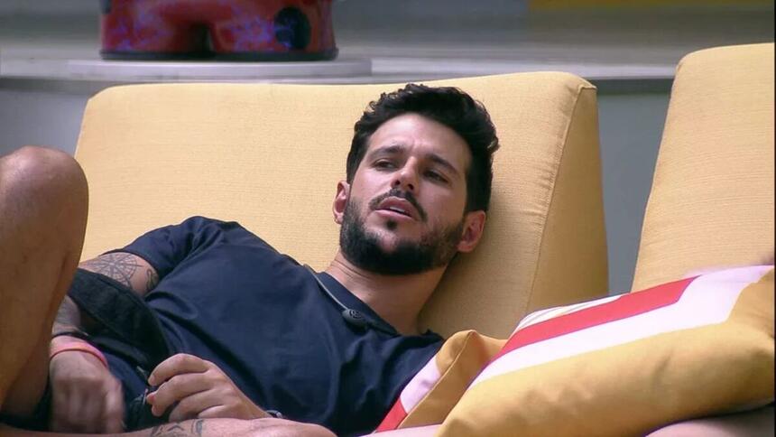 Rodrigo deitado na área externa do BBB 22.