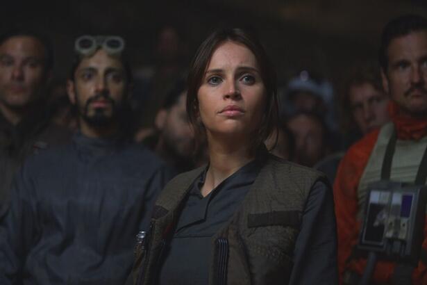 Felicity Jones em cena do filme Rogue One - Uma História Star Wars, exibido pela TV Globo no Domingo Maior