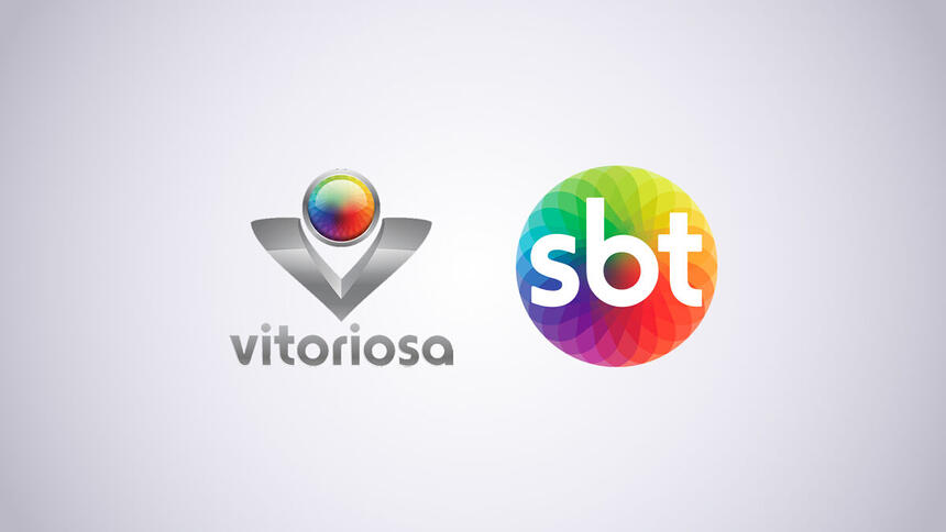 Logo da TV Vitoriosa, ao lado do logo do SBT